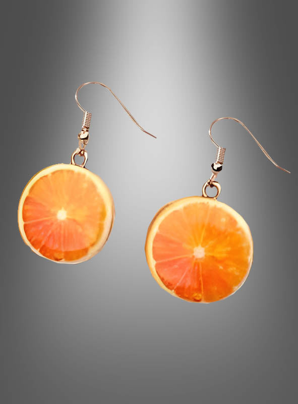 Ein Paar „Orangen“-Ohrringe in Form einer Scheibe oder einer ganzen Frucht, die an Orangenscheiben erinnern und vor einem grauen Hintergrund mit Farbverlauf präsentiert werden – perfekt, um jeder „Frucht“-Ohrring-Kollektion eine verspielte Note zu verleihen oder als auffälliges Accessoire für Ihr nächstes „Obst“-Kostüm.