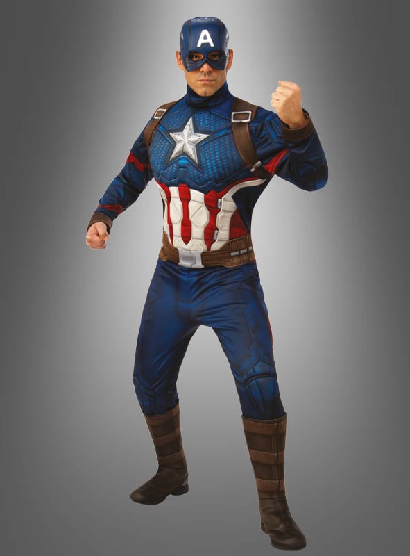 Eine Person in einem Captain-America-Kostüm aus „Avengers: Endgame“ steht mit erhobener Faust vor einem grauen Hintergrund mit Farbverlauf und trägt einen blauen Anzug mit Stern-Emblem, einen Helm, Handschuhe und Stiefel. Dieses Marvel-Lizenzkostüm besticht durch beeindruckende Details und ist damit die perfekte Wahl für jeden Superhelden-Fan.