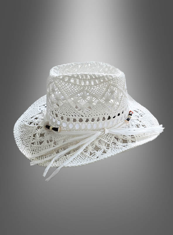 Luxuriöser Cowboyhut im Festival-Stil – weißer, gehäkelter Cowboyhut mit dekorativen Perlen und Quasten, präsentiert vor einem grauen Hintergrund mit Farbverlauf. Perfekt als Sommerhut für Damen für jeden Festival-Look mit Strohhut oder um deinem Outfit einen Hauch von Boho-Flair zu verleihen.