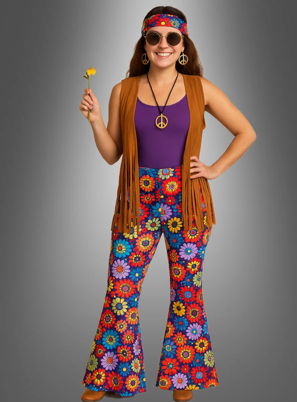 Im 60er-Jahre-Hippie-Kostüm-Set „Flower Power“ für Damen – mit einer geblümten Schlaghose, einer Weste mit Fransen, einer Halskette mit Peace-Zeichen, einem Stirnband und einer runden Sonnenbrille, während du eine gelbe Blume in der Hand hältst – versprühst du authentische Flower-Power-Vibes und kreierst das perfekte farbenfrohe Hippie-Outfit.