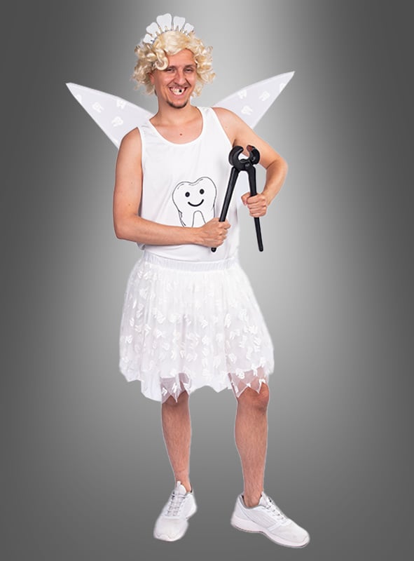 Ein Mann im „Deluxe Zahnfee-Kostüm für Herren“, das sich perfekt für einen Junggesellenabschied eignet, mit weißen Flügeln, einem weißen Kleid, einer lockigen blonden Perücke und weißen Schuhen – in der Hand hält er einen großen Spielzeugschraubenschlüssel, was dem Männerkostüm eine urkomische Note verleiht.