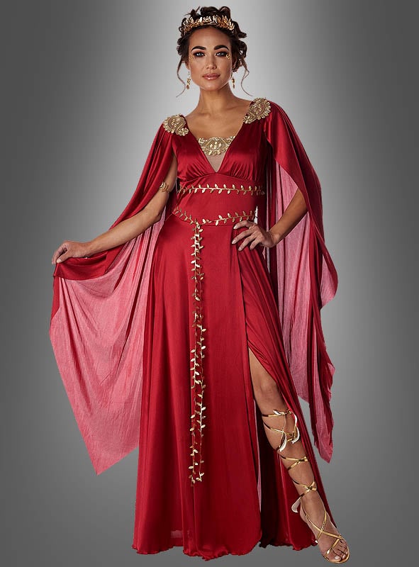 Eine Frau trägt das Outfit „Griechische Göttin der Morgenröte Eos“ – ein langes rotes Kleid im Stil eines antiken Gewandes mit goldenen Verzierungen, einem Gürtel aus Blattgold, passenden Sandalen und einem goldenen Kopfschmuck. Sie posiert vor einem grauen Hintergrund mit Farbverlauf, der an die Eleganz eines Kleides einer griechischen Göttin erinnert.