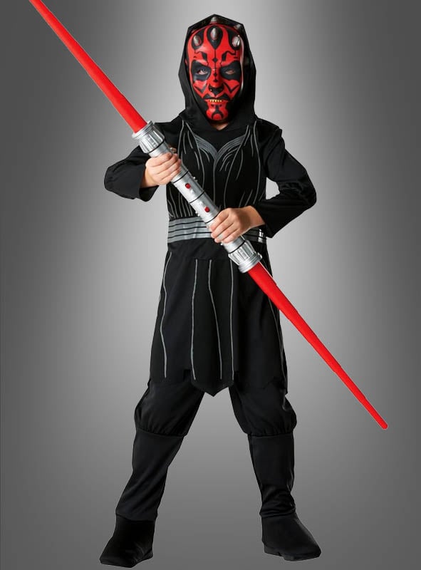 Ein Kind, das das Darth-Maul-Kostüm „Kinder Original Star Wars“ trägt, hält ein rot schimmerndes Doppelklingen-Lichtschwert vor einem grauen Hintergrund mit Farbverlauf.