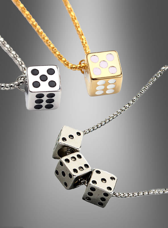 Vier Halsketten „Casino-Kette mit Würfeln in Silber oder Gold“ – zwei in Silber, eine in Gold mit rosa Punkten und eine mit drei kleinen silbernen Würfeln – werden vor einem grau abgestuften Hintergrund präsentiert. Perfekt als Glücksbringer-Schmuck oder als stilvolle Casino-Würfel-Kette für jeden Liebhaber von Las-Vegas-Schmuck.