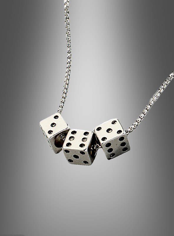 Wir präsentieren die Casino-Kette mit Würfeln in Silber oder Gold: Diese auffällige Halskette besticht durch drei Würfel-Anhänger aus Metall, die jeweils unterschiedliche Zahlen zeigen und vor einem grau abgestuften Hintergrund präsentiert werden. Als ein echter Blickfang unter den Glücksbringer-Schmuckstücken verleiht sie Ihrer Sammlung einen Hauch von Las-Vegas-Flair.