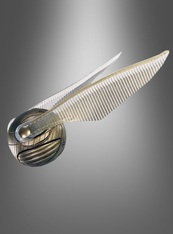 Ein metallischer Goldener Schnatz – Quidditch mit aufwendigen Strukturen auf der Kugel und transparenten, gerippten Flügeln, die an beiden Seiten hervorstehen; dieses offiziell lizenzierte Produkt ist das perfekte Accessoire für jedes Harry-Potter-Kostüm.