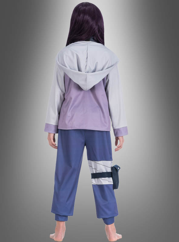 Eine Person mit einer lila Perücke, einer hellen Kapuzenjacke und einer blauen Hose steht barfuß mit dem Rücken zur Kamera vor einem Hintergrund mit Farbverlauf – perfekt für jedes Cosplay-Event oder als Inspiration für das Hinata-Kostüm aus „Naruto“.