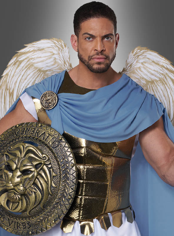 Ein Mann, gekleidet in das Erzengel-Michael-Herrenkostüm mit goldener Rüstung, einem Schild mit Löwenwappen, einer blauen Schärpe und weißen Flügeln – ideal für ein Engel-Herrenkostüm –, steht vor einem grauen Hintergrund.