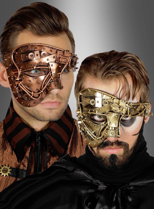 Zwei Männer tragen mechanische Steampunk-Halbmasken – der eine die markante Steampunk-Halbmaske im Stil der 20er Jahre aus Kupfer, der andere eine auffällige Version aus Messing –, vor einem grauen Hintergrund mit Farbverlauf. Beide haben braunes Haar und tragen dunkle Steampunk-Kostüme im viktorianischen Stil, was eine stimmungsvolle und stilvolle Szene schafft.