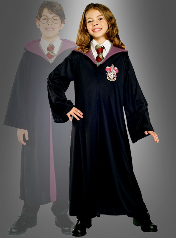 Zwei Kinder, gekleidet in die Hermine-Granger-Gryffindor-Robe, komplett mit schwarzen Zauberergewändern und rot-goldenen Krawatten – eines steht selbstbewusst im Vordergrund, während das andere sanft in den Hintergrund übergeht –, vor einem grauen Farbverlaufshintergrund: perfekt für jedes Harry-Potter-Kostüm oder Hermine-Granger-Kostüm-Ensemble.