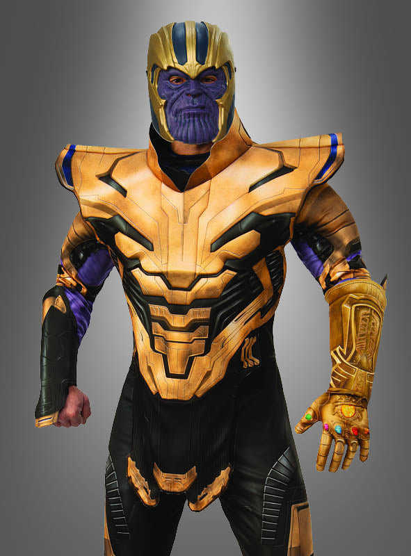Eine Person im Thanos Herren-Marvel-Endgame-Kostüm, bestehend aus einer goldenen Rüstung, einem Helm und dem Infinity Gauntlet, steht vor einem grauen Hintergrund mit Farbverlauf – ideal für jeden Fan, der auf der Suche nach einem authentischen „Avengers: Endgame“- oder Marvel-Kostüm ist.