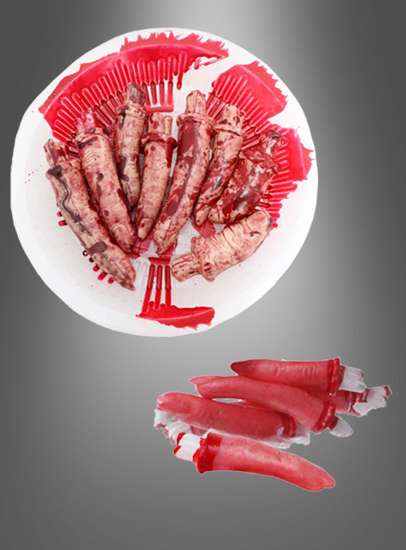 Auf einem Teller liegen mehrere „Körperteile Halloween-Deko-Finger“ – realistisch aussehende, abgetrennte künstliche Körperteile, die mit Kunstblut bespritzt sind – für eine gruselige Halloween-Dekoration; weitere dieser unheimlichen künstlichen Finger sind auf der Fläche darunter verstreut, alles vor einem grauen Hintergrund.