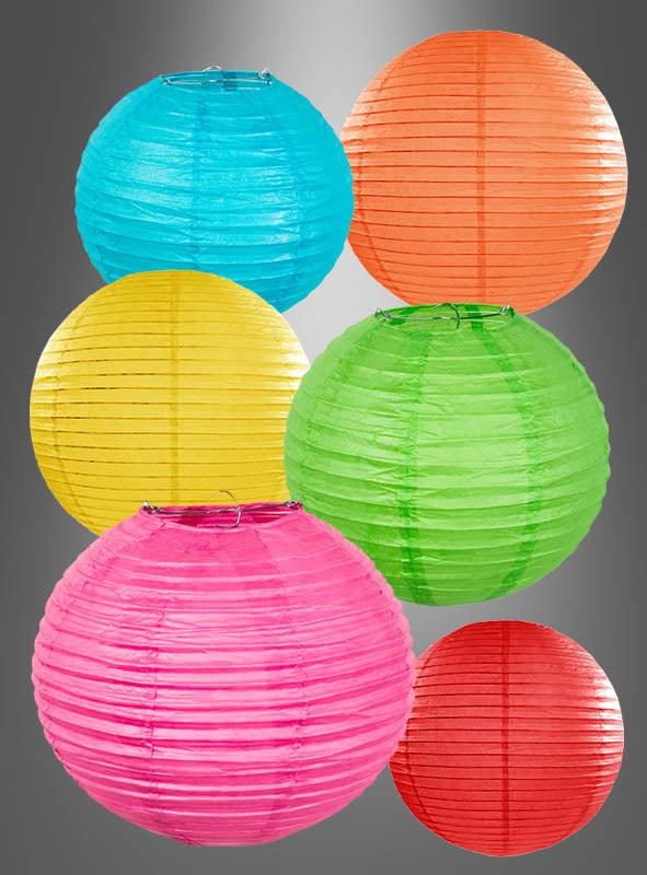 Sechs farbenfrohe Papierlaternen in kräftigen Farben (20–45 cm) in Blau, Orange, Gelb, Grün, Rosa und Rot sind vor einem grauen Hintergrund mit Farbverlauf zu sehen – perfekt als Partydekoration oder Dekoration für eine Gartenparty.