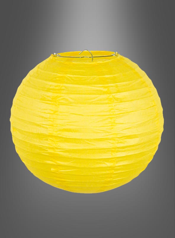 Papierlaternen in kräftigen Farben, 20–45 cm, in leuchtendem Gelb mit gerippter Oberfläche, präsentiert vor einem grauen Hintergrund mit Farbverlauf. Die kugelförmige Laterne verfügt über einen Metallrahmen an der Oberseite und eignet sich ideal als Dekoration für Gartenpartys oder als stilvolle Partydekoration für Ihre nächste Feier.