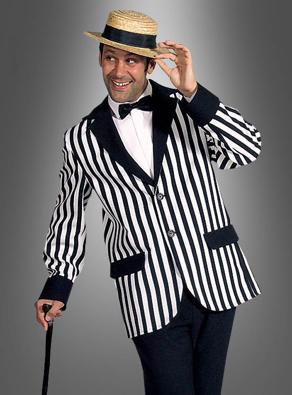 Ein Mann trägt das „Gestreifte Sakko schwarz-weiß“ als Teil eines auffälligen Outfits für eine Black-&-White-Party, kombiniert mit einer schwarzen Hose, einer Fliege, einem Strohhut und einem Spazierstock. Er lächelt selbstbewusst vor einem schlichten Hintergrund mit Farbverlauf – ein perfektes Showtanz-Kostüm, das zeitlose Eleganz ausstrahlt.