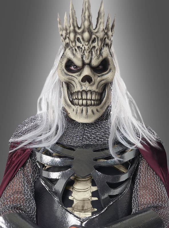 Mit dem Halloween-Kostüm „Skelettkönig“ für Kinder, das aus einer Stachelkrone, weißem Haar, einer Totenkopfmaske und einer Rüstung über Kettenhemd besteht, verwandelt sich diese Person in einen auffälligen und gruseligen Skelettkönig – perfekt für die gruselige Jahreszeit.