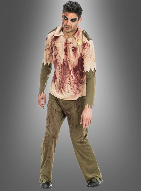 Eine Person, die ein blutbeflecktes „Blutiger Zombie Rick Sheriff“-Kostüm mit zerrissenem Hemd und zerrissener Hose trägt und vor einem grauen Hintergrund mit Farbverlauf steht.