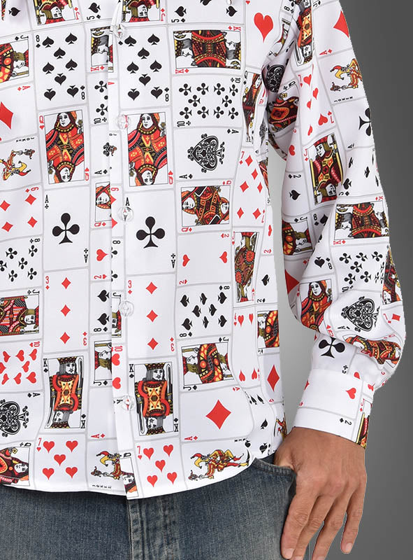 Eine Person trägt das „Casino Hemd Kartenspiel Herren“ – ein Hemd mit Knopfleiste und einem verspielten Aufdruck aus Spielkarten wie Herz, Kreuz, Karo und Pik; auf dem Bild sind nur der Oberkörper und ein Arm zu sehen. Dieses Hemd mit seinem Spielkartenmuster ist die ideale Wahl für ein lustiges Karnevalskostüm oder um jedem Anlass einen lebhaften Stil zu verleihen.