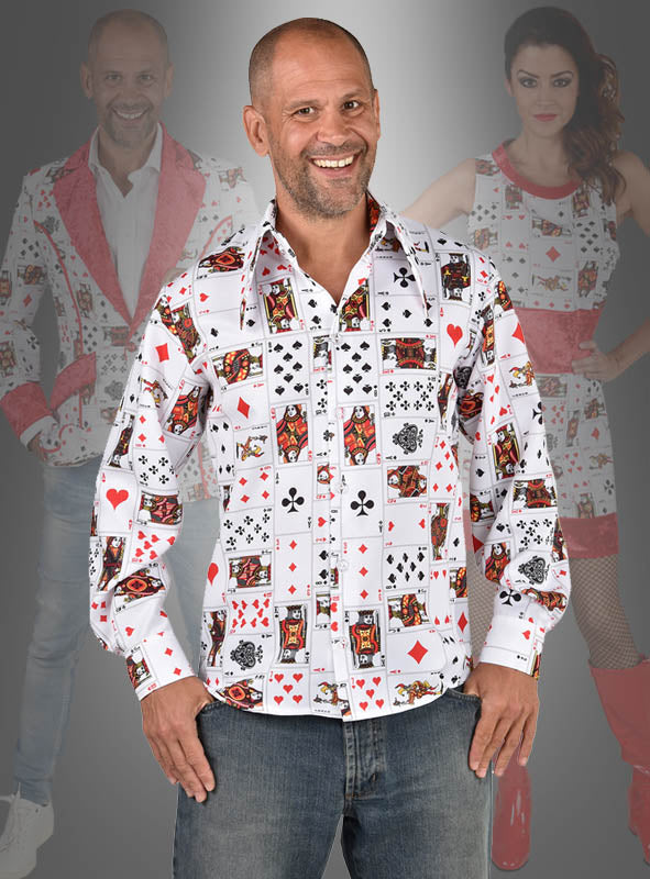 Ein Mann, der ein Casino-Hemd mit Kartenspiel-Motiven trägt, steht vor zwei Personen, die passende Karnevalskostüme mit einem verspielten Spielkartenmuster tragen.