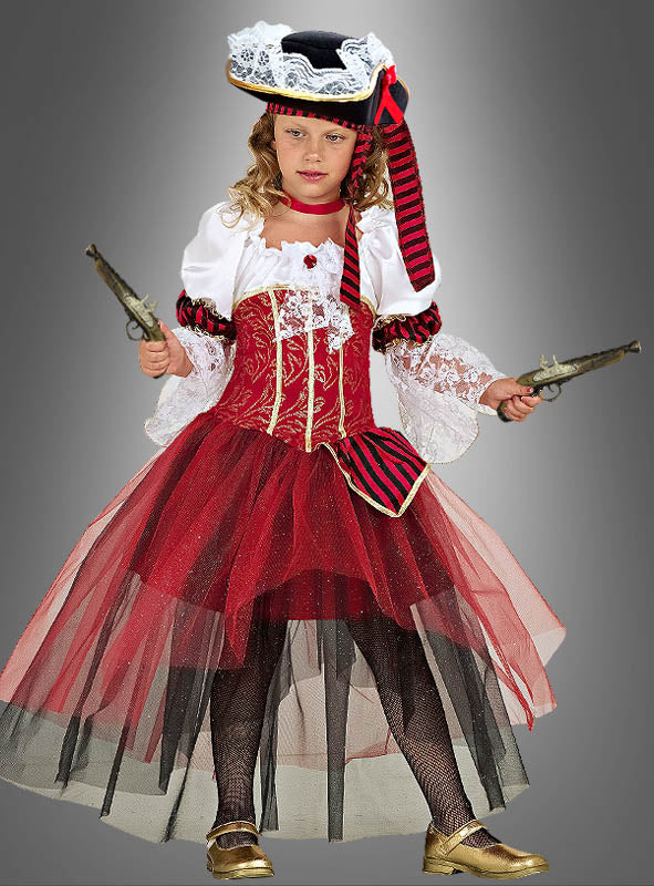 Ein junges Mädchen trägt das „Deluxe Piraten-Prinzessin“-Kostüm mit passendem Hut, hält zwei Spielzeugpistolen in der Hand und steht vor einem grauen Hintergrund.