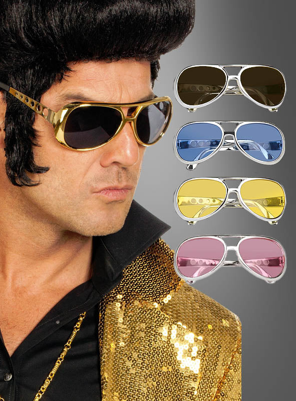 Ein Mann in einer goldenen Paillettenjacke und einer goldenen Sonnenbrille, neben ihm liegen vier Exemplare der „King of Rock Elvis Brille“ im Pilotenstil der 60er Jahre – mit braunen, blauen, gelben und rosa Gläsern. Diese stilvollen Sonnenbrillen versprühen echtes Retro-Flair der 60er Jahre und verleihen seinem markanten Look einen Hauch von Vintage-Party-Brille.