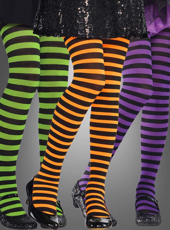 Drei Personen tragen grüne, orangefarbene und lila „Kinder Ringelstrumpfhosen“ mit schwarzen Streifen, dazu schwarze Schuhe und Röcke – die perfekte Inspiration für ein farbenfrohes Kinderkostüm.