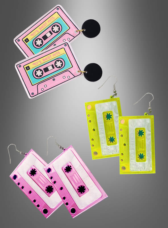 Drei Paare von Ohrringen im Stil von Musikkassetten aus den 80er- und 90er-Jahren in leuchtendem Pink und Gelb werden vor einem grauen Hintergrund mit Farbverlauf präsentiert. Diese verspielten Modeschmuck-Ohrringe sind ein unverzichtbares Accessoire für Fans des Retro-Schmuckstils der 80er Jahre.