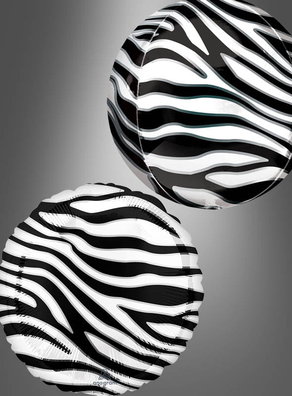Zwei runde Ballons mit auffälligen schwarz-weißen Zebrastreifen schweben vor einem grauen Hintergrund mit Farbverlauf. Diese auffälligen „Zebra Folienballon Orbz“ (Kugel oder Scheibe) eignen sich perfekt als Partydekoration und verleihen jeder Feier einen wilden und stilvollen Touch.
