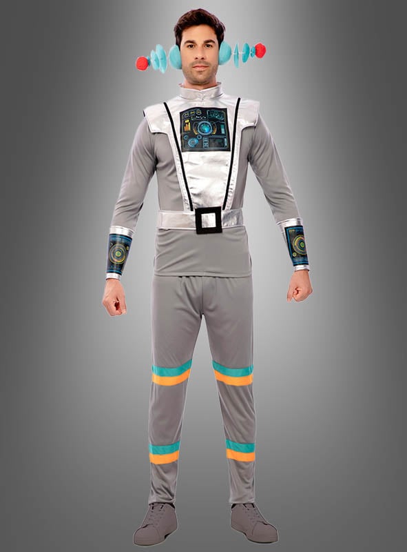 Person in einem grauen „Cyber Space Astronauten“-Kostüm mit aufgedruckten Bedienfeldern, blauen und orangefarbenen Akzenten sowie einem Stirnband mit Antennen, die vor einem einfarbigen grauen Hintergrund steht.