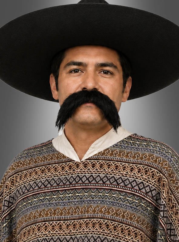 Ein Mann mit einem schwarzen Hut mit breiter Krempe, einem großen, beeindruckenden Schnurrbart und einem gemusterten Poncho steht vor einem grauen Hintergrund. Dieser beeindruckende Schnurrbart rundet sein auffälliges Oberlippenbart-Kostüm ab.