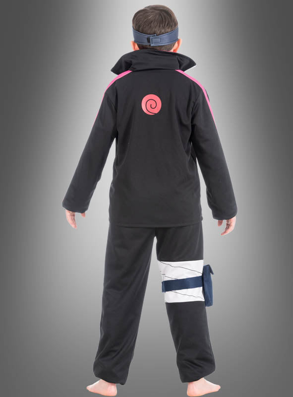 Eine Person steht barfuß mit dem Rücken zur Kamera und trägt das „Boruto Manga Kinderkostüm aus Naruto“ – ein schwarzes, vom Anime inspiriertes Kostüm mit einem roten Wirbel auf dem Rücken und einem blauen Stirnband –, das sich perfekt für jedes Naruto-Cosplay oder als authentisches Boruto-Kostüm eignet.