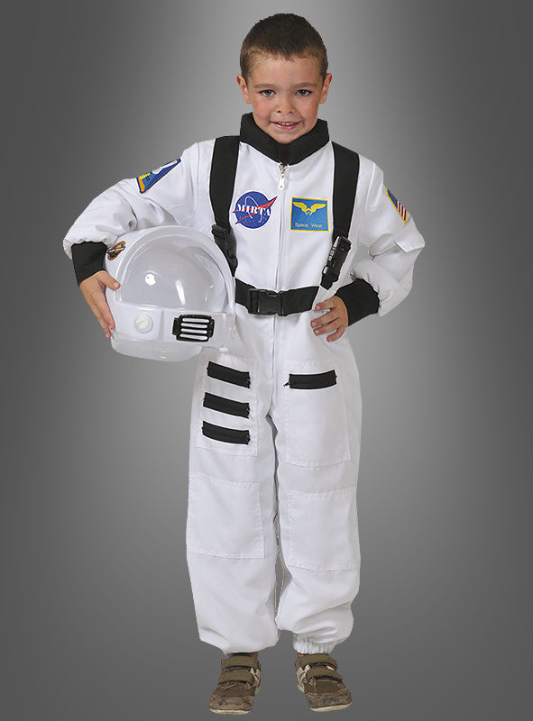 Ein Kind, das das „Astronaut Space Shuttle“-Kinderkostüm trägt, hält einen Helm in der Hand, lächelt und steht vor einem grauen Hintergrund mit Farbverlauf.