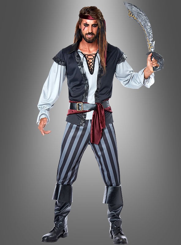 Ein Mann im Piratenkostüm „Scallywag“ – bestehend aus einem Schwert, einer Weste, einer gestreiften Hose, Stiefeln und einer roten Schärpe – steht vor einem schlichten Hintergrund.