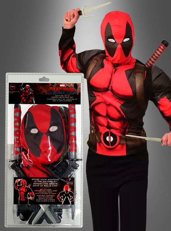 Eine Person, die das Deadpool-Kostüm-Set mit Waffen trägt – bestehend aus einem rot-schwarzen Kostüm mit Maske und Sais –, ist neben der verpackten Version des Sets und den Marvel-lizenzierten Waffen-Accessoires zu sehen.