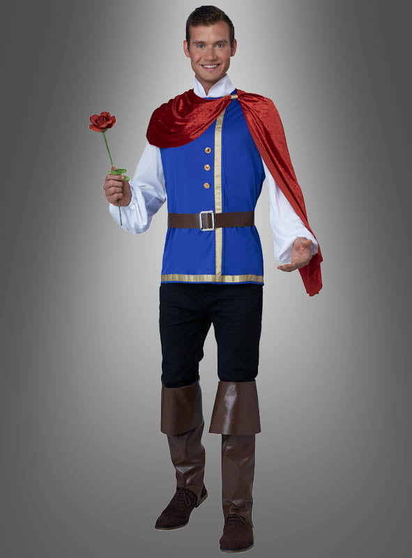 Ein Mann, der das „Klassischer Märchenprinz Herrenkostüm“ trägt – bestehend aus einer blauen Weste, einem roten Umhang und braunen Stiefeln –, steht lächelnd mit einer roten Rose vor einem grauen Hintergrund mit Farbverlauf und ist damit die ideale Wahl für jede Märchen-Mottoparty oder als bezauberndes Karnevalskostüm im Stil eines Märchenprinzen.