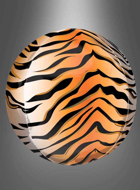 Ein rundes Objekt mit einem orangefarbenen, schwarzen und beigen Tigerstreifenmuster auf grauem Hintergrund mit Farbverlauf, das an den „Tiger Folienballon Orbz“ (Kugel oder Scheibe) erinnert – ideal als Dekoration für Kindergeburtstage.