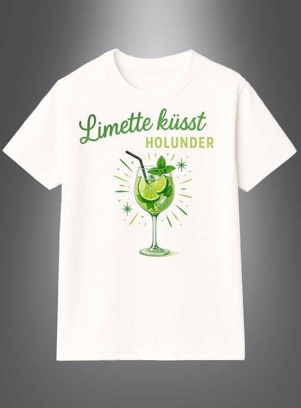 Das Cocktail-T-Shirt „Limette küsst Holunder“ zeigt den verspielten deutschen Spruch „Limette küsst Holunder“ über einer farbenfrohen Illustration eines Cocktailglases, gefüllt mit Limettenscheiben, Minzblättern und einem Strohhalm, vor einem grauen Farbverlaufshintergrund. Dieses Sommer-T-Shirt für Damen eignet sich ideal für Ausflüge bei warmem Wetter oder als lustiges JGA-Shirt für Junggesellinnenabschiede.