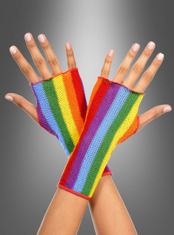 Zwei an den Handgelenken gekreuzte Hände tragen die „Fingerlose Armstulpen Rainbow“ und präsentieren einen farbenfrohen Regenbogen-Look vor einem grauen Hintergrund mit Farbverlauf.