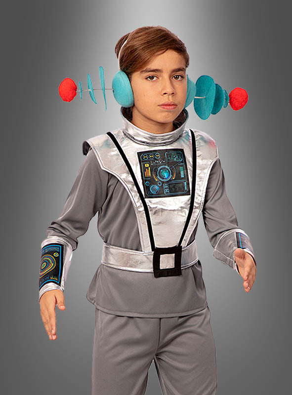 Ein Kind im „Spaceboy Alien Junge“-Kostüm, das sich durch ein grau-silbernes Design mit blauen Ohrbedeckungen und futuristischen Einsätzen auszeichnet, steht vor einem grauen Hintergrund und verkörpert damit perfekt den fantasievollen Stil des Outfits.