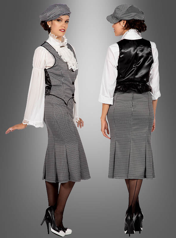 Eine Frau präsentiert das Damenkostüm „Polly“ im Stil der „Roaring 20er Jahre“ – ein Vintage-Rockanzug mit schwarz-weißem Karomuster, dazu eine passende Weste, eine weiße Bluse und ein passender Hut –, das vor einem grauen Hintergrund sowohl von vorne als auch von hinten zu sehen ist. Dieses Ensemble ist ideal für alle, die ein authentisches Kostüm im Stil der 20er Jahre oder ein schickes Gangster-Kostüm für Damen suchen.