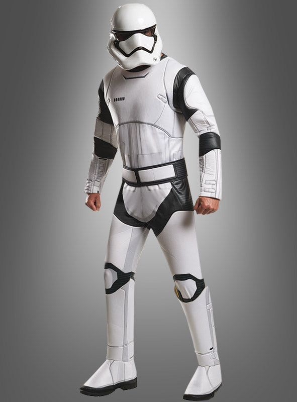 Eine Person, die das „Stormtrooper-Kostüm für Erwachsene mit Vollhelm“ aus „Star Wars“ trägt, das sich durch eine detailreiche Stormtrooper-Rüstung auszeichnet, steht vor einem schlichten grauen Hintergrund mit Farbverlauf.