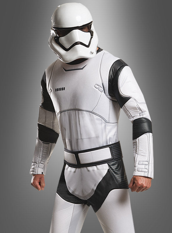 Eine Person, die das Stormtrooper-Kostüm für Erwachsene mit Vollhelm trägt, steht vor einem schlichten grauen Hintergrund.