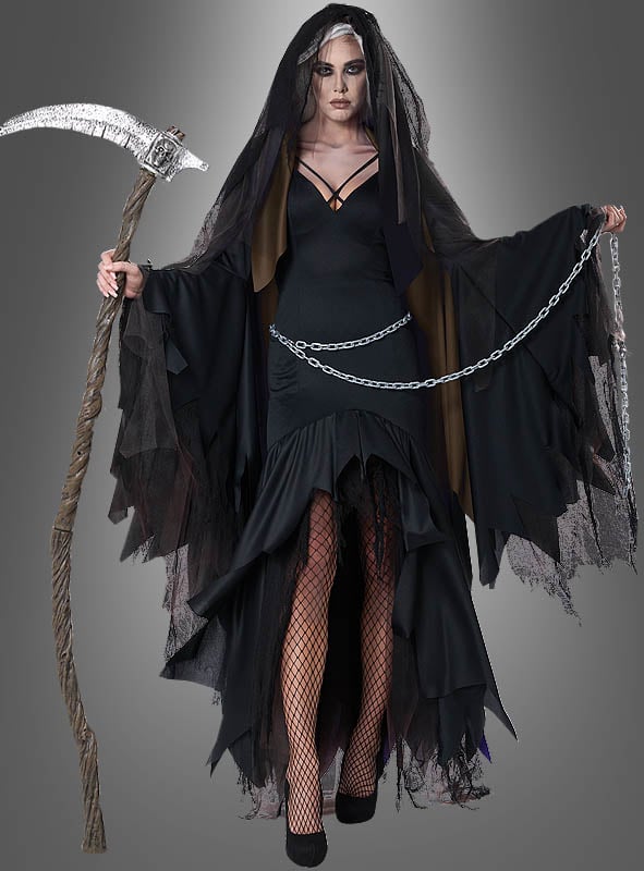 Eine Person in einem schwarzen Gothic-Kleid, Netzstrumpfhosen und einem Schleier posiert mit einer Sense und einer Kette vor einem schlichten grauen Hintergrund – ideal, um das „Mistress Reaper“-Damenkostüm in Szene zu setzen oder einen unvergesslichen Halloween-Kostüm-Look zu kreieren.