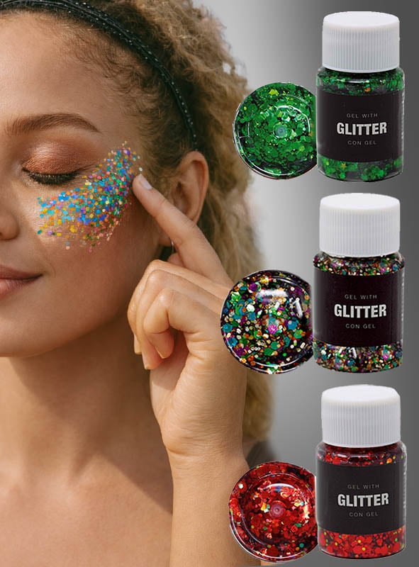 Eine Frau trägt mehrfarbiges Glittergel-Make-up in verschiedenen Farben auf ihre Wange auf; neben ihr sind drei Tiegel und Farbmuster von grünem, mehrfarbigem und rotem Glittergel-Make-up in verschiedenen Farben zu sehen.