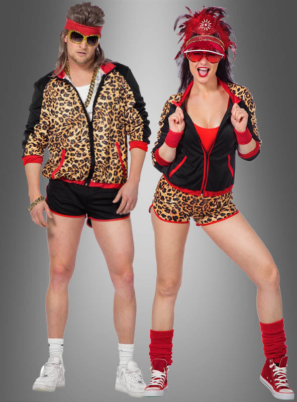 Zwei Personen im 80er-Jahre-Damen-Hotpants-Kostüm im Leo-Stil, ergänzt durch rote Accessoires und weiße Sneaker, posieren vor einem grauen Hintergrund – die perfekte Inspiration für jede 80er-Jahre-Mottoparty.
