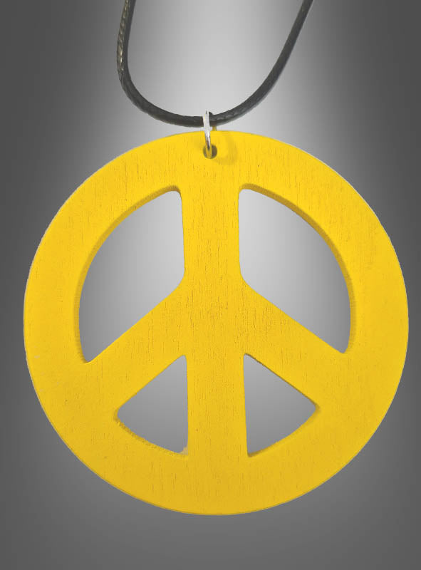 Eine Peace-Kette aus Holz im Stil der 70er Jahre mit einem gelben, 6,50 cm großen Peace-Zeichen-Anhänger hängt an einer schwarzen Kordel vor einem grauen Farbverlaufshintergrund – ideal, um deinem Hippie-Kostüm einen authentischen Touch zu verleihen.