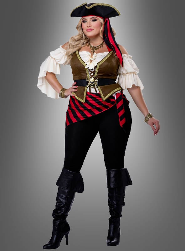 Eine Frau im XXL-Piratin-Kostüm „Bonny“ steht selbstbewusst vor einem grauen Hintergrund und trägt ein klassisches Piratenkönigin-Kostüm, komplett mit Hut, weißer Bluse, brauner Weste, rot-schwarzer Schärpe, schwarzer Hose und kniehohen schwarzen Stiefeln. Dieses stilvolle Kostüm verbindet zeitloses Piratenflair mit einer eleganten Passform, die jeder Figur schmeichelt.