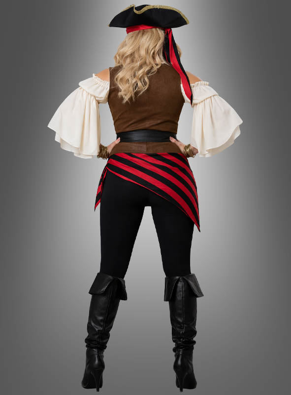 Vor einem grauen Hintergrund ist von hinten eine Person zu sehen, die das XXL-Piratenkostüm „Bonny“ trägt, bestehend aus einem Dreispitz, einer roten Schärpe, einer weißen Bluse, einer braunen Weste, einer schwarzen Hose und hohen schwarzen Stiefeln.