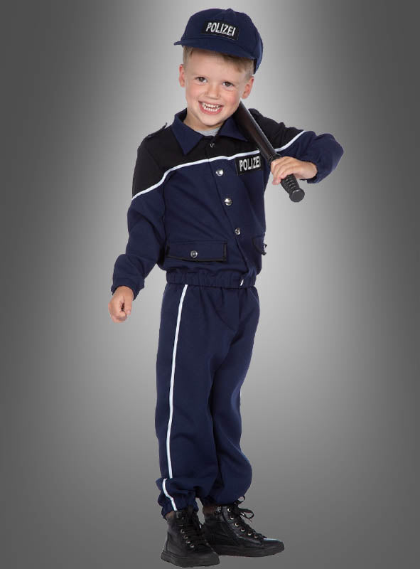 Ein kleines Kind in einer dunkelblauen Polizeiuniform für Kinder mit passender Mütze, das einen Polizeistock in der Hand hält und lächelt, steht vor einem schlichten grauen Hintergrund – ideal für Fasching-Feiern für Kinder oder fantasievolles Spielen.