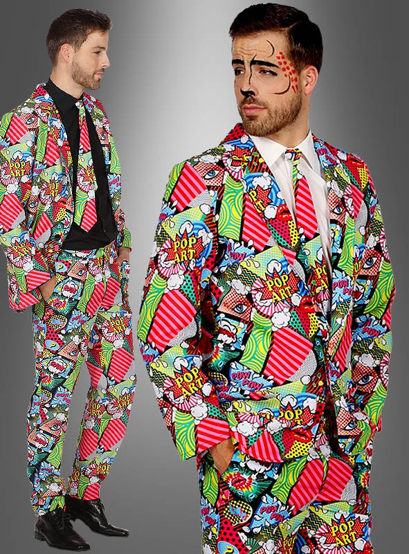 Zwei Männer tragen den „Pop Art Anzug für Herren“ mit Motiven im Comic-Stil; der eine blickt mit bemaltem Gesicht nach vorne, während der andere seitlich im „Pop Art Anzug für Herren“ steht und einen neutralen Gesichtsausdruck zeigt.